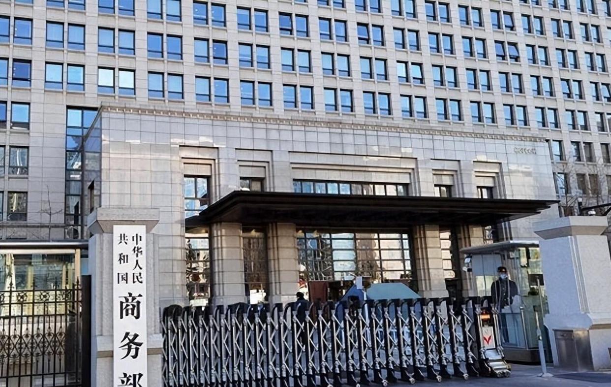 2025芯片大戰迎來分水嶺，中方警告全球“配合美國禁令就是違法”，美媒承認中國超越時刻已到(圖1)